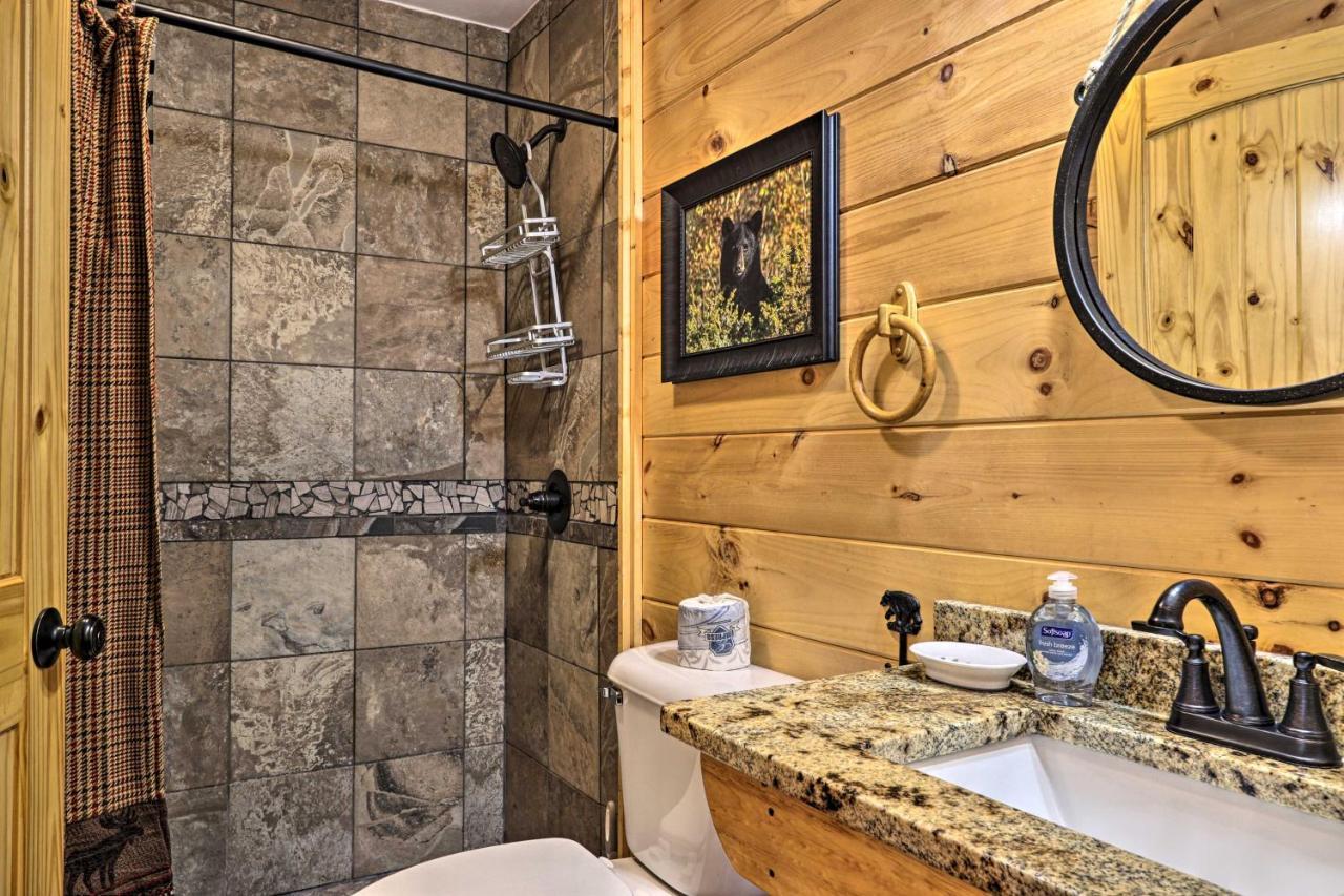 Luxe Cabin With Hot Tub, Theater, Pool Table, Arcade Pigeon Forge Exterior foto
