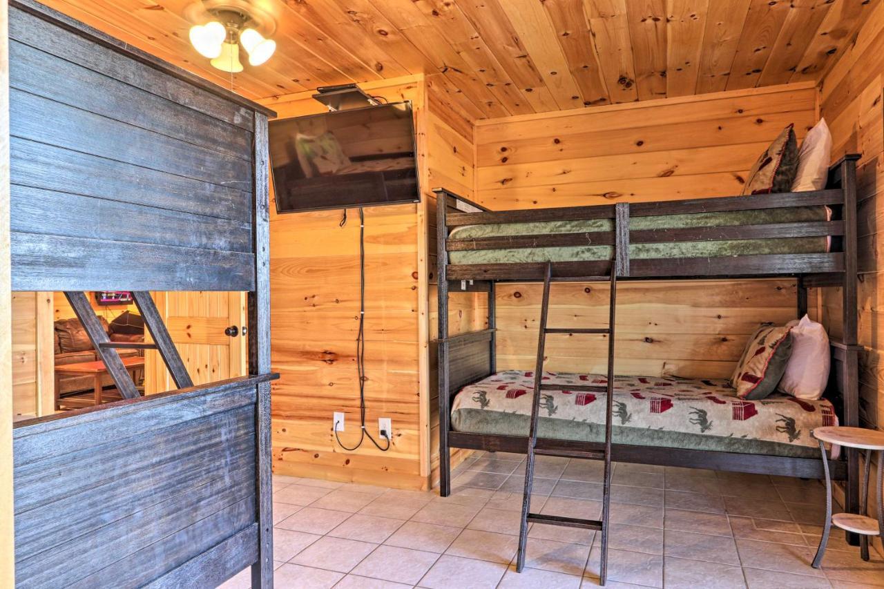 Luxe Cabin With Hot Tub, Theater, Pool Table, Arcade Pigeon Forge Exterior foto