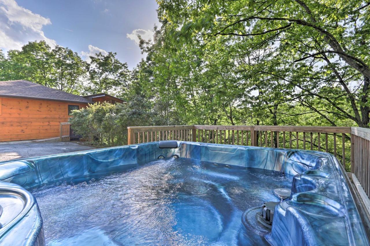 Luxe Cabin With Hot Tub, Theater, Pool Table, Arcade Pigeon Forge Exterior foto